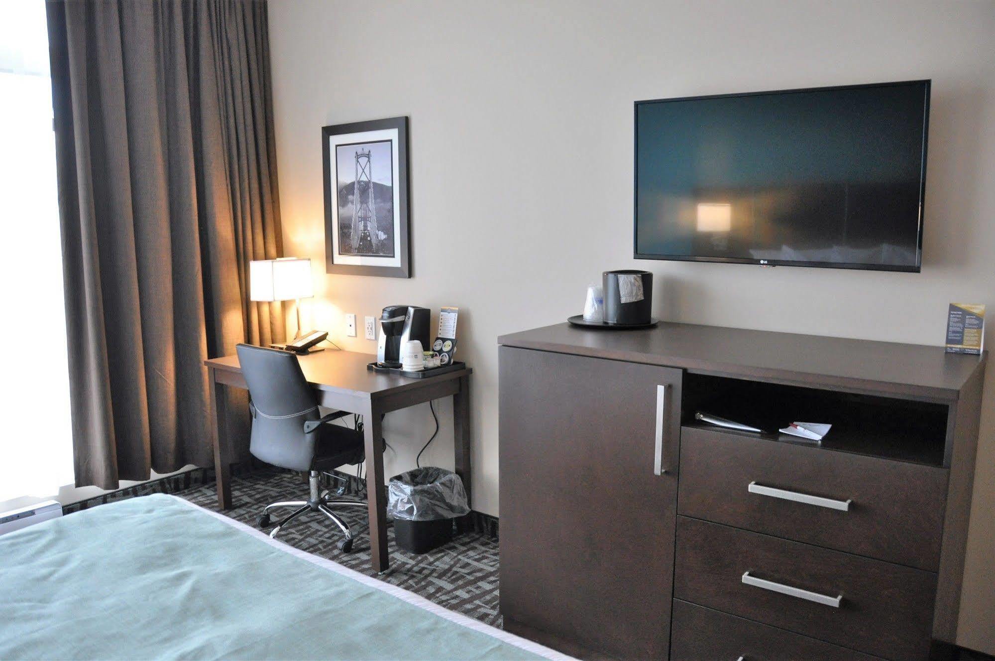 Best Western Plus Hotel Montreal 4*