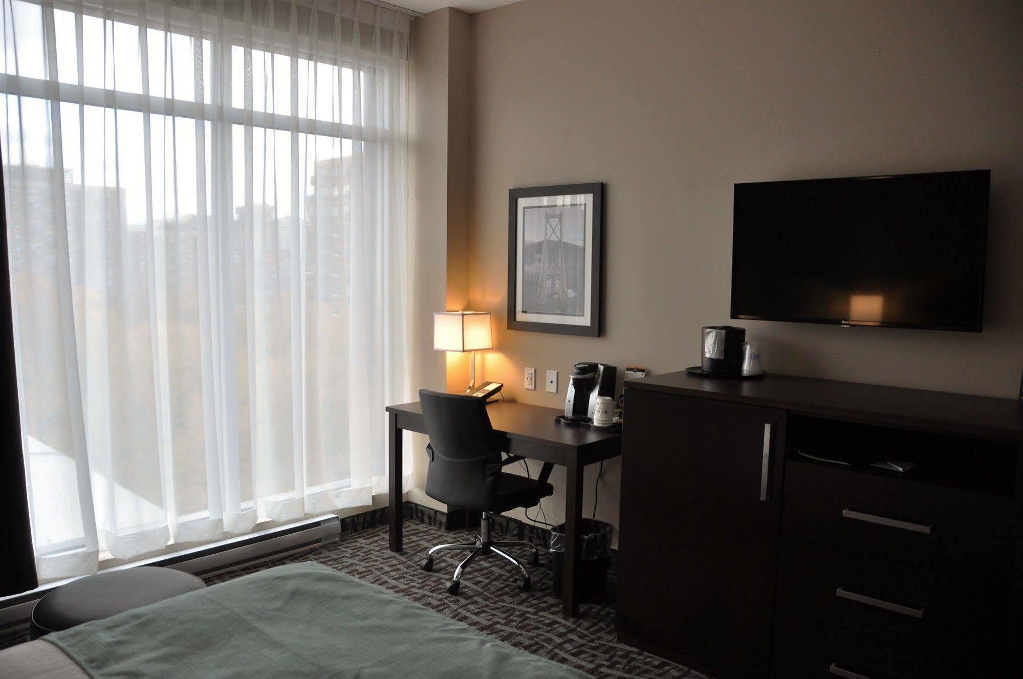 Best Western Plus Hotel Montreal Hotel 4*