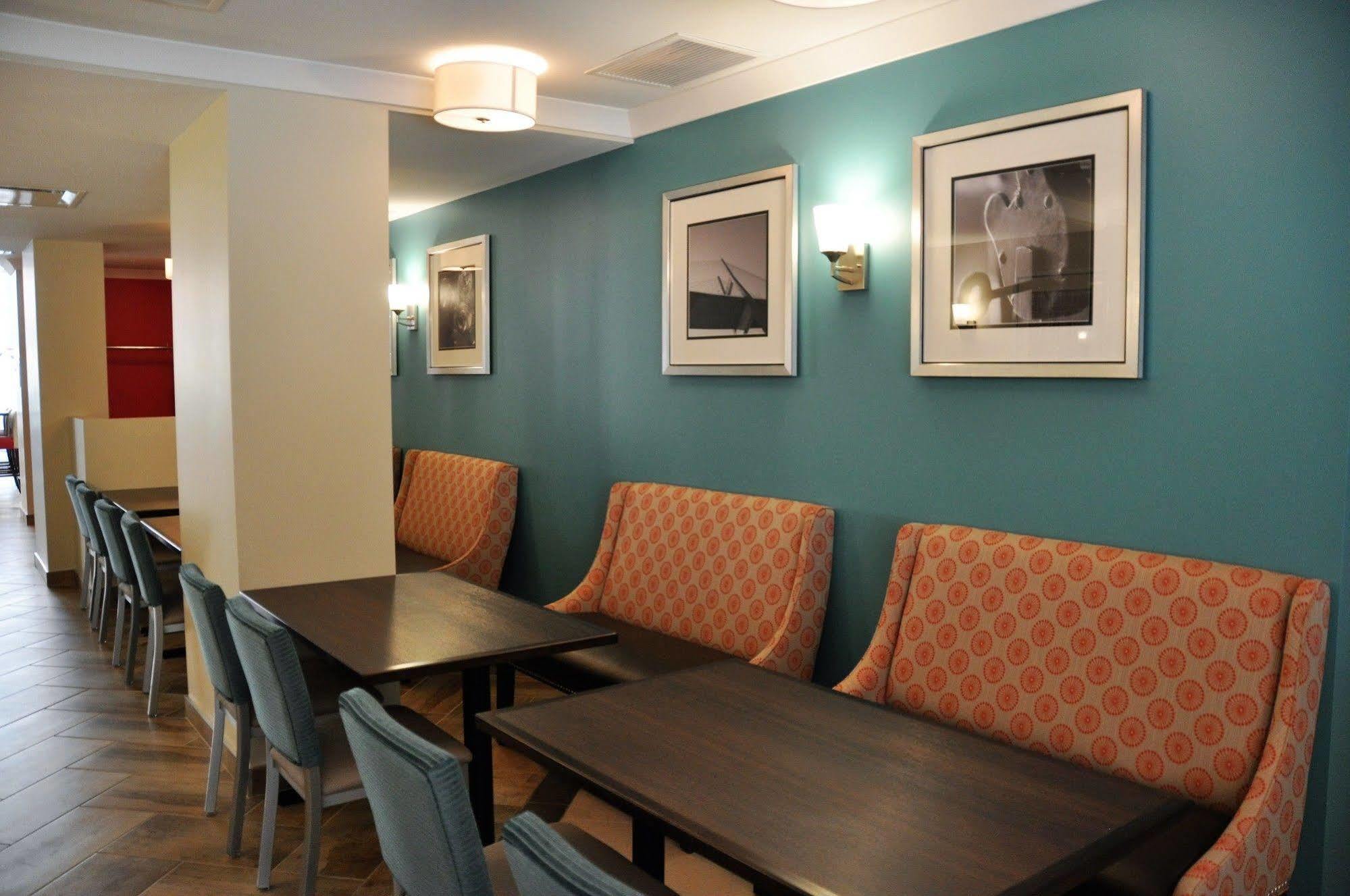 Best Western Plus Hotel Montreal Hotel 4*