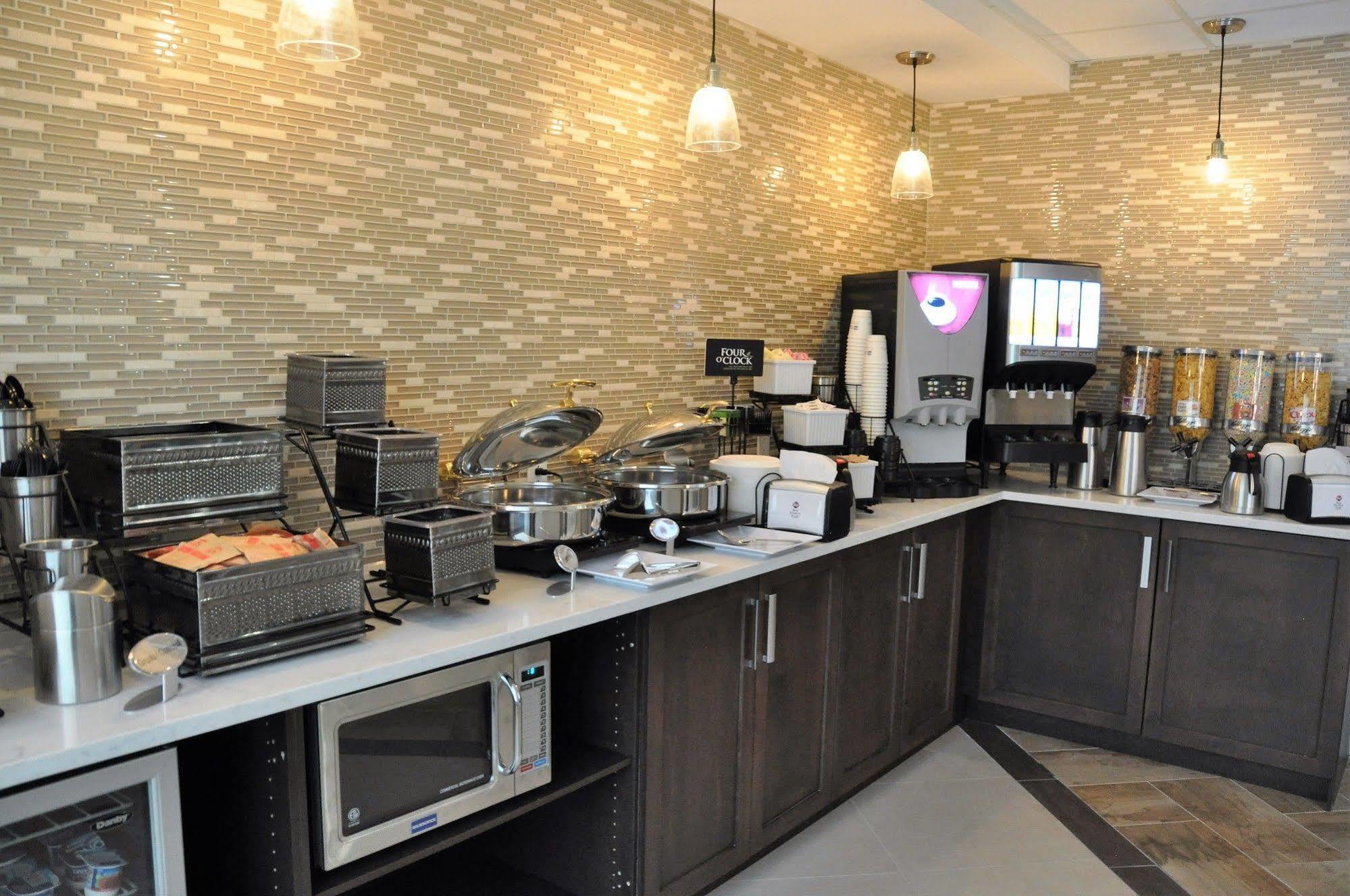 Best Western Plus Hotel Montreal Hotel 4*
