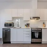 Huge New Flat Well Located Closed On St-Denis Street By Den Stays