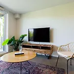Huge & Swanky Apartment By Atwater Market By Den Stays