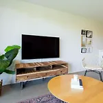 Huge & Swanky Apartment By Atwater Market By Den Stays