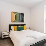 New And Perfectly Located 1 Bedroom Apartment By Den Stays