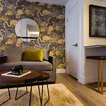 Fun & Funky Little Italy Studio With Full Kitchen By Den Stays