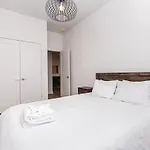 2 Bedroom Luxury In The Mile End By Den Stays