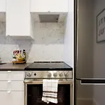 Studio Palms Steps From Jeantalon Market Full Bath By Den Stays