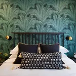 Studio Palms Steps From Jeantalon Market Full Bath By Den Stays