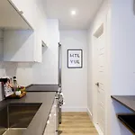 Studio Palms Steps From Jeantalon Market Full Bath By Den Stays