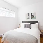 Exquisite Modern Condo In Little Italy By Den Stays