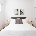 Exquisite Modern Condo In Little Italy By Den Stays