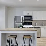 Sunny Getaway In Heart Of Montreal