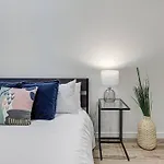 Sunny Getaway In Heart Of Montreal