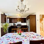 Comfort Townhouse Close To Airport