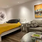 Lovely, Fully Equipped Bachelor, Close To All Needs!