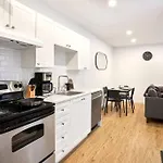Beautiful 2-Bedroom Downtown Mtl With Free Coffee And Parking