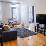 Beautiful 3 Beds Apt - 3Mins From Metro