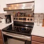 Stylish 1Br Near Subway Your Ideal Retreat