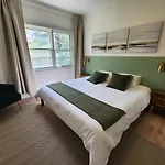 Elegant Two Bedroom With Office In Montreal