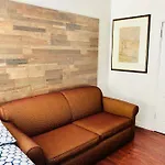 Stylish Montreal Apartment: Comfortable Stay In The Golden Square Mile