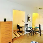 Stylish Montreal Apartment: Comfortable Stay In The Golden Square Mile