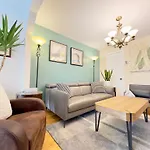 Peace House Subway&Private Parking 5 Mins Downtown