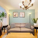 Peace House Subway&Private Parking 5 Mins Downtown