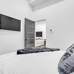Stylish 2-Bedroom Getaway, Luxurious & Conveniently Located To Experience The Pulse Of The City - Apt 5