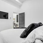 Stylish 2-Bedroom Getaway, Luxurious & Conveniently Located To Experience The Pulse Of The City - Apt 5