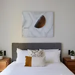 Chic 2 Bedroom Apartment In Le Plateau By Denstays