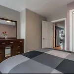 5-Star Prime Location - Bright Condo