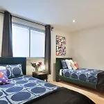 Free Parking - Full Apartment - 5 Min Walk To Metro - Central Location