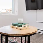 Wonderful New Studio Close To Mount Royal By Den Stays