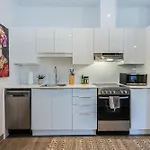 Wonderful New Studio Close To Mount Royal By Den Stays