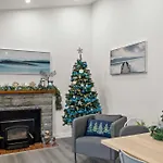 Spacious Urban Cabin In West Montreal - 4Br