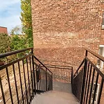 Charming 1 Bedroom Apt Quiet Location 302