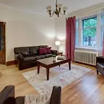 Cheerful House 3 Bedrooms 3 Bathrooms 3 Free Parking