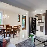 Cheerful House 3 Bedrooms 3 Bathrooms 3 Free Parking