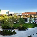 Modern 1Br Condo W Balcony Free Parking & Gym Near Metro & Downtown