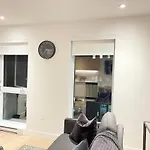 Modern 1Br Condo W Balcony Free Parking & Gym Near Metro & Downtown