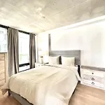 Spacious 2-Bedroom Condo In Griffintown - Cozy Chalet Vibes & Prime Location