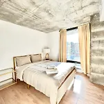 Spacious 2-Bedroom Condo In Griffintown - Cozy Chalet Vibes & Prime Location