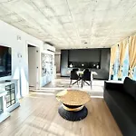 Spacious 2-Bedroom Condo In Griffintown - Cozy Chalet Vibes & Prime Location