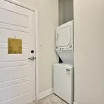 Glamorous 1Br In Downtown 105