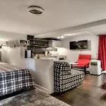 100 Meters To Subway - Montcalm Condos