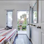 Cozy Verdun Unit - King Size Bed - 2 Bedroom