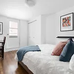 Luxurious Old Montreal Parking Patio 10 Guests