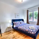 Montreal Traveler\'S Home! Vintage & Value 2Br Apt!