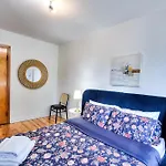 Montreal Traveler\'S Home! Vintage & Value 2Br Apt!