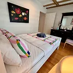 Sunlit Haven Apartment - Free Parking